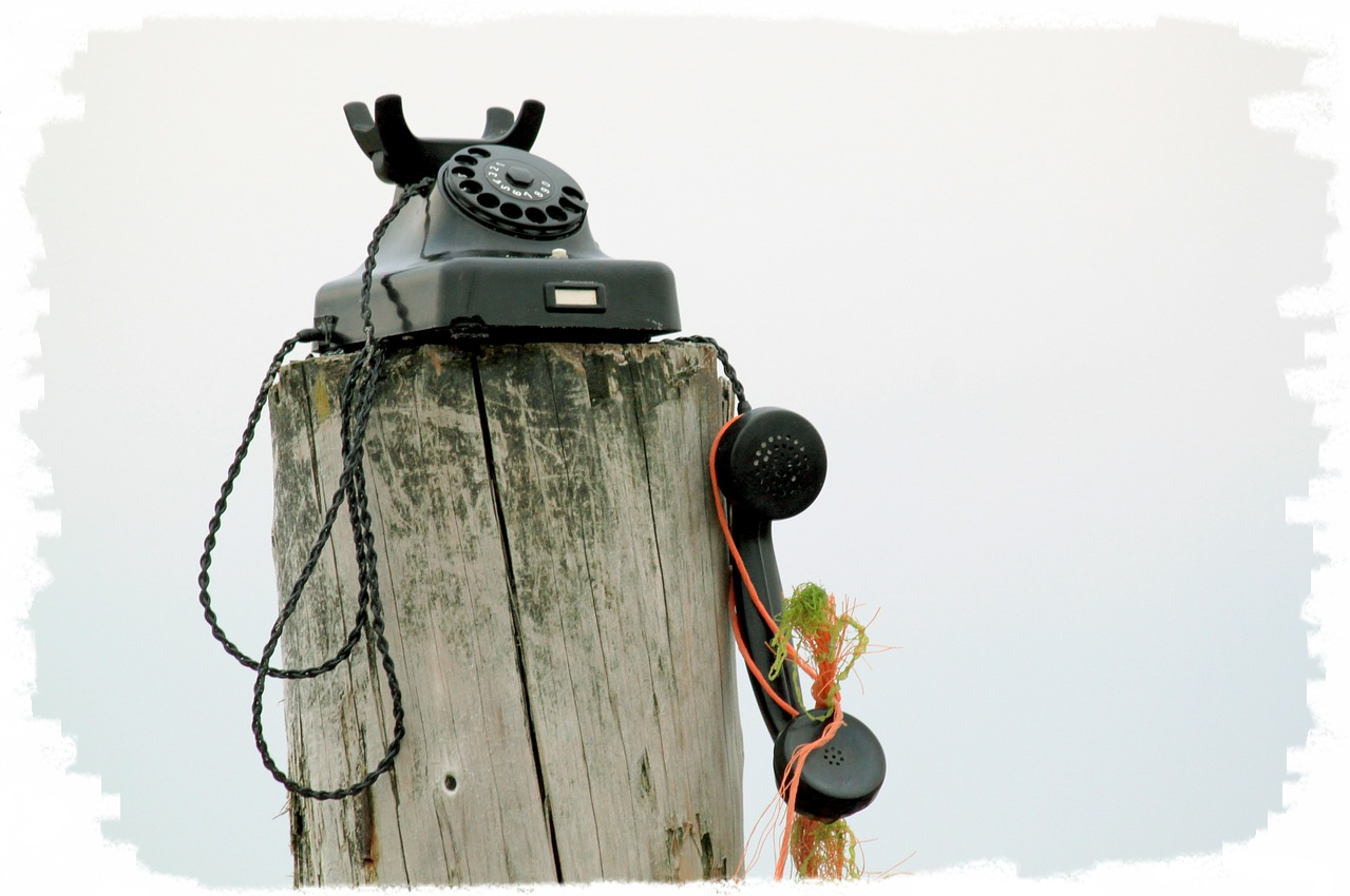 telefon posti otsas õues